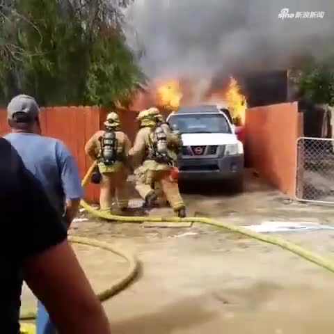 视频：男子推开消防员冲进火场 滚滚浓烟中救出爱犬