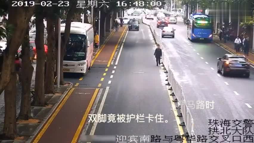 视频：不忍直视！男子横穿马路被护栏卡住 30卡护