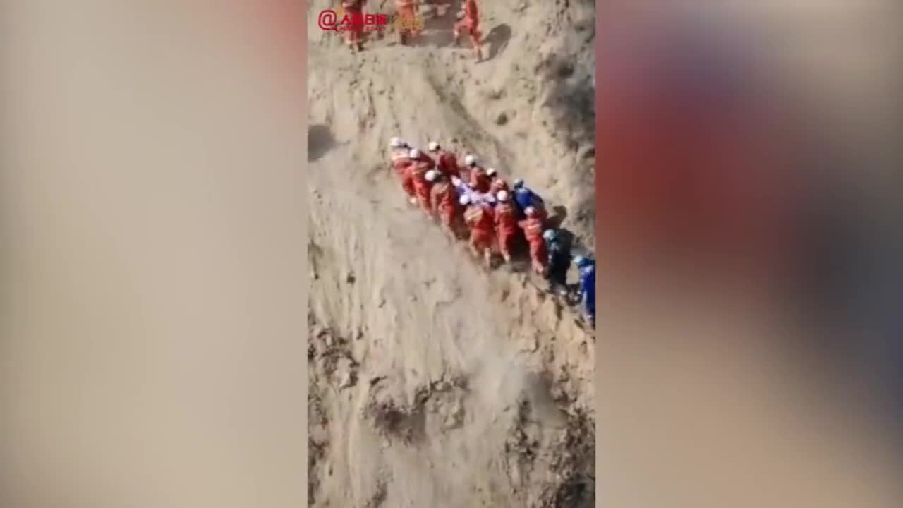 视频：山体滑坡救援无法动用大型机械 消防员用身体