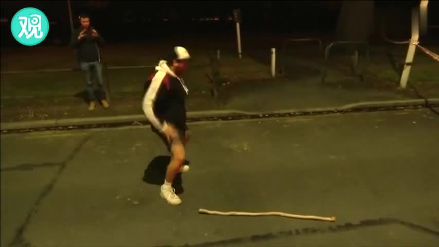 视频：男子来到新西兰基督城枪击案现场 献上了一段