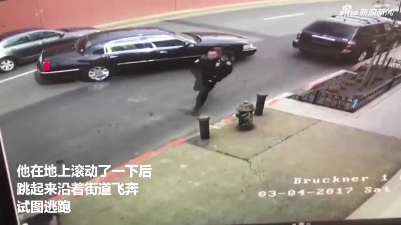 视频：嫌犯从警察巡逻车上摔下来 逃跑途中因裤子掉