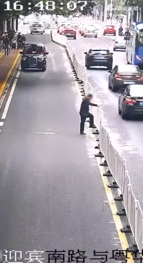 视频-男子横穿马路跨栏 脚被卡住后史诗级尴尬