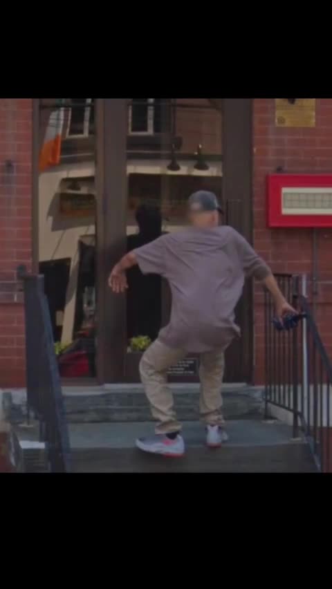 视频-男子在台阶上摔了一跤 被记录在谷歌街景地图