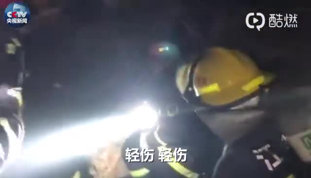 视频：江苏响水一化工企业爆炸废墟里 消防员发现被