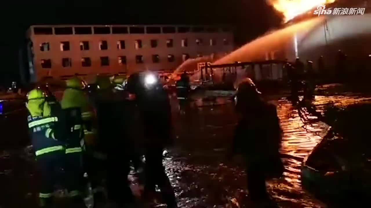 视频：消防深夜救出响水化工厂一被困员工 尚有生命