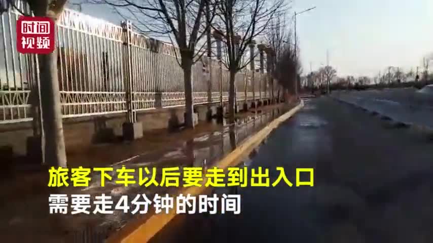 视频：车站围一圈铁栅栏 旅客进出站全靠钻