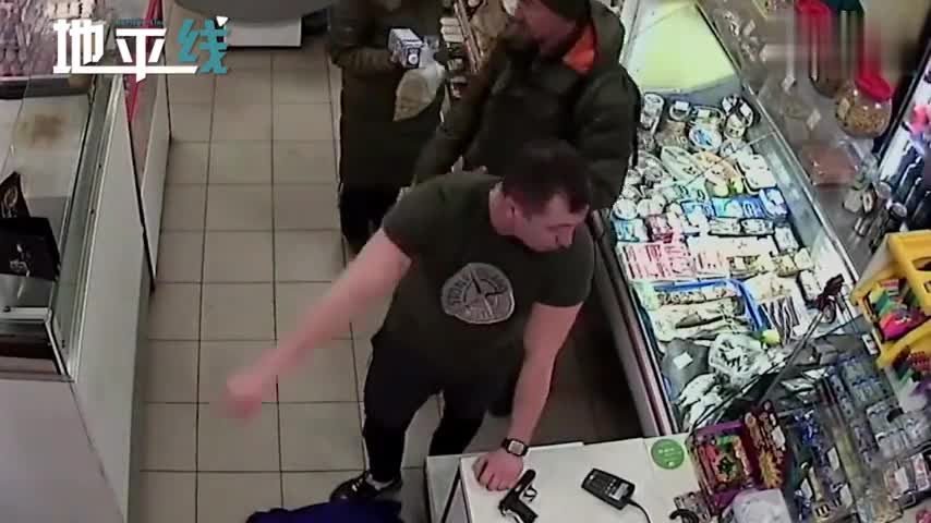 视频-醉酒男子持枪抢劫商店却找不到枪 瞬间被制伏