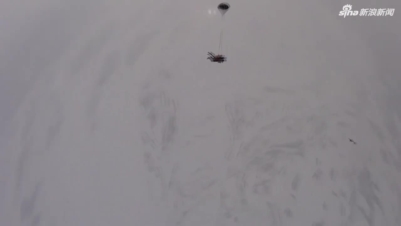视频：零下30℃！俄罗斯“寒冰之王”半裸高空跳伞