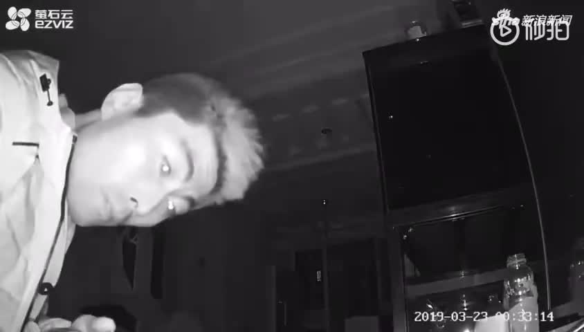 视频：男子给鱼缸安监控 意外拍下陌生男子进家中行