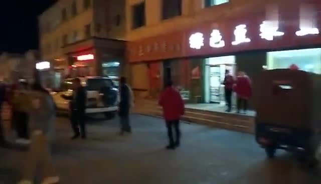 视频：青海茫崖市发生5.0级地震 大量市民到室外