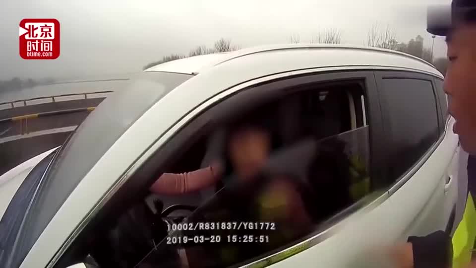 视频：“美女”高速上违停补妆 民警一查其实是男儿