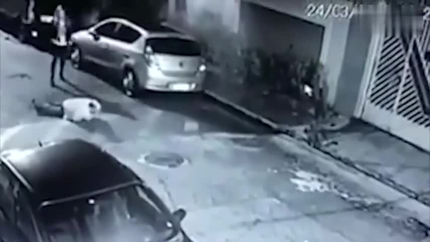视频：巴西女警官走夜路遭遇抢劫 掏出手枪击毙来袭
