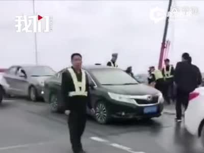 汕头礐石大桥9车追尾1人受伤 碎片散落一地