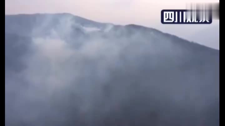视频：直升机航拍四川木里森林火灾现场 火势较大浓