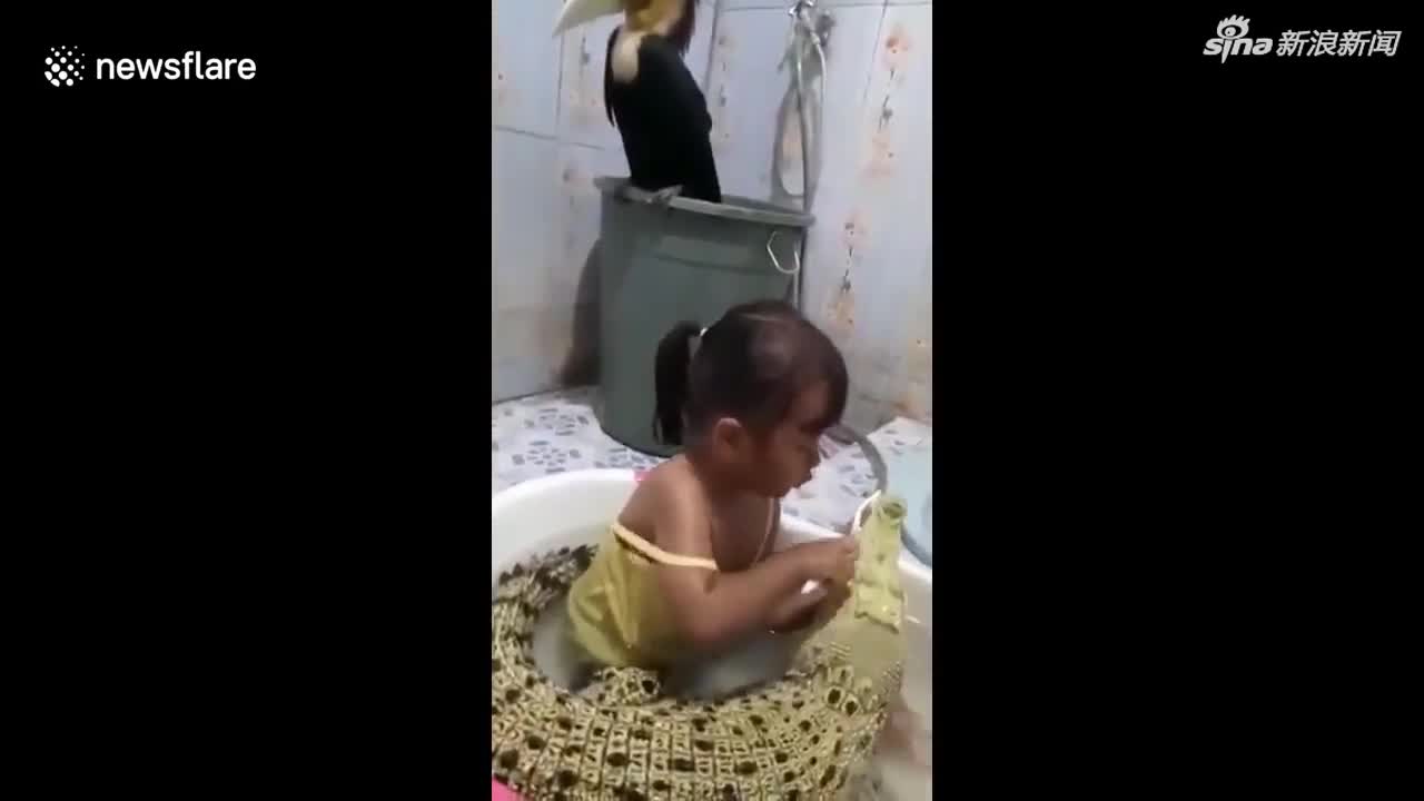 视频-厉害了！小女孩坐在澡盆里给鳄鱼刷牙