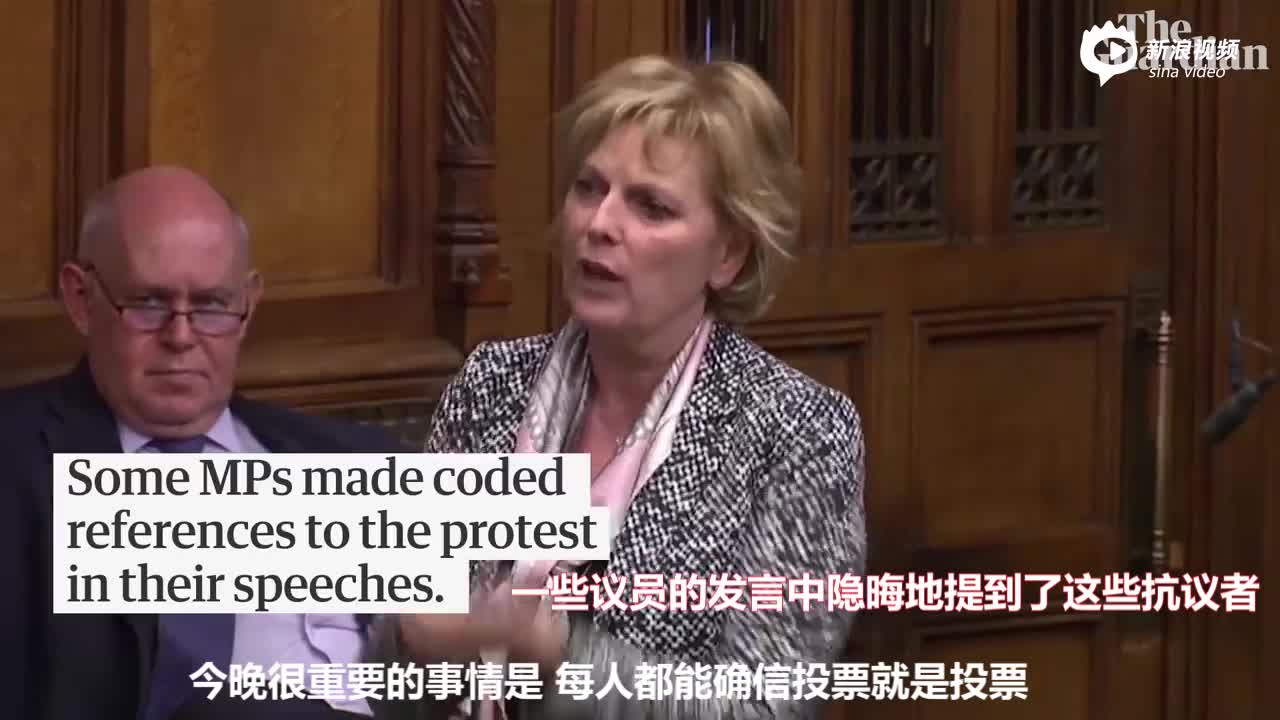 视频-环保人士潜入英国议会辩论现场 脱掉外衣半裸