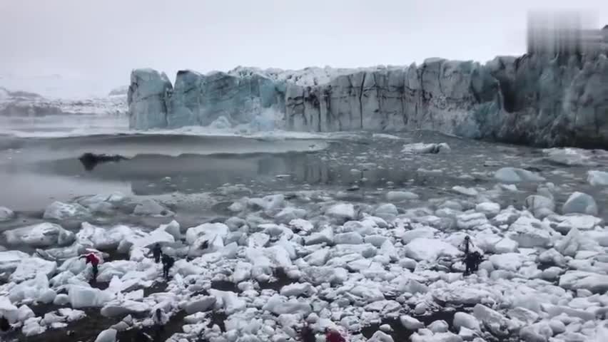 视频-冰岛一座冰山发生崩解 巨大冰块落入泻湖激起