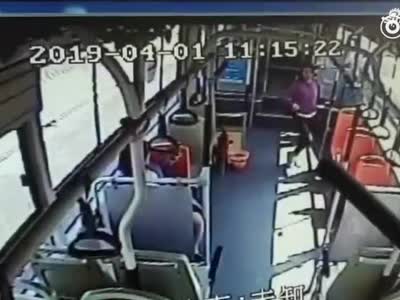 为涨粉丝郑州俩女子公交车上跳舞拍视频被