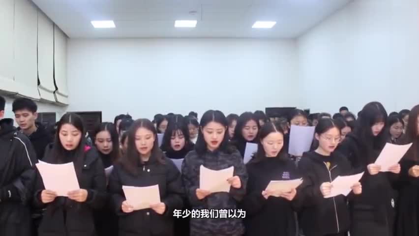 视频：泪目！四川高校学生用歌声悼念英雄
