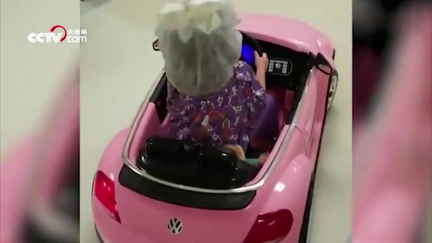 视频-小萝莉“开车”进手术室 美国医院提供暖心服