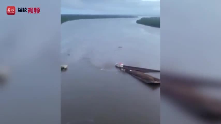 视频-巴西大桥遭货轮撞击 桥身拦腰坍塌