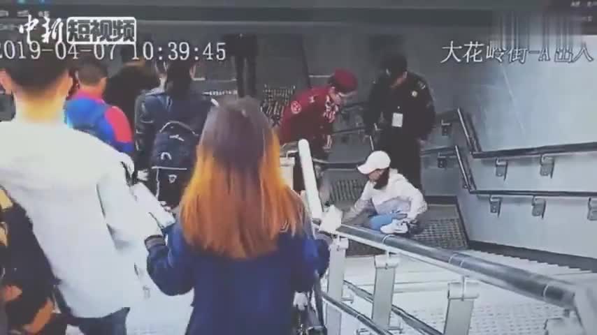 视频：乘客不慎扭伤脚踝 地铁小哥哥暖心“两度”公
