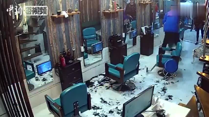 视频：不满理发师手艺 顾客按住理发师强行给他剃了