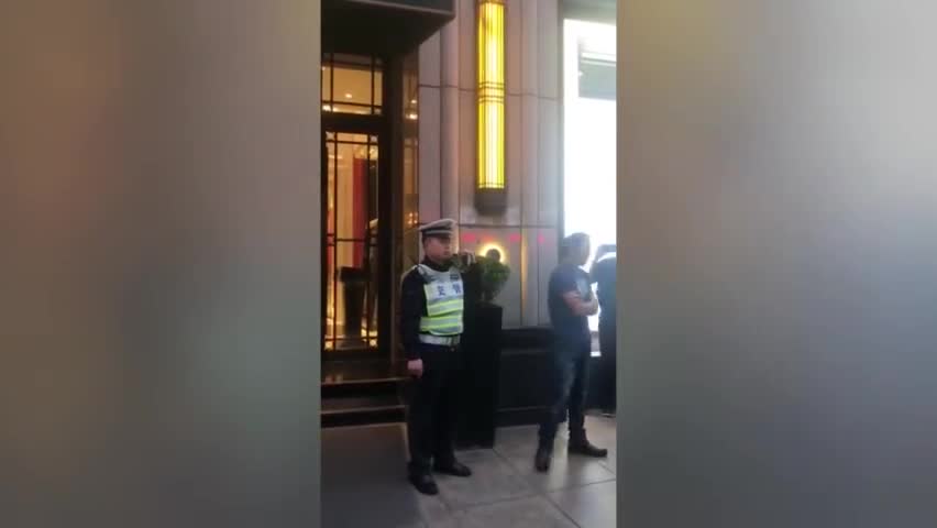 视频-日本男子乱穿马路顶撞警察被怼：这里不是一百