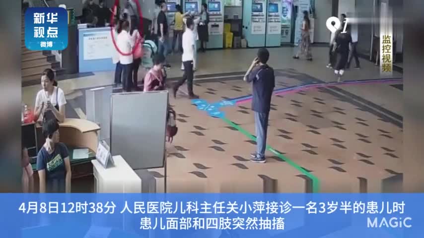 视频-与生命抢跑！看57岁医生抱患儿49秒狂奔