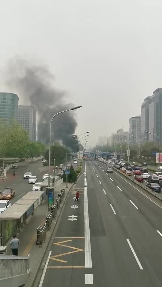 视频-北京东二环朝阳门桥一车辆自燃 浓烟冲天