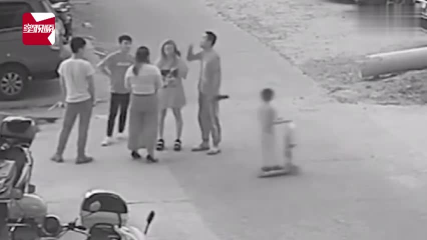 视频-男子街头拔刀怒向前女友 路人一个过肩摔5秒