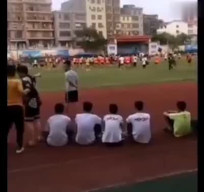 视频：海南高中联赛发生大规模冲突 场外球员“百米