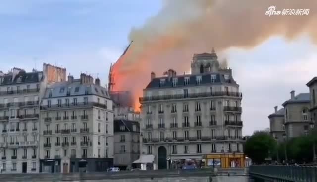 视频-巴黎圣母院遭遇火灾 标志性塔尖在火中倒塌