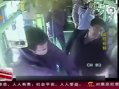 安徽滁州:男子公交坐过站 竟扯拽司机要下车