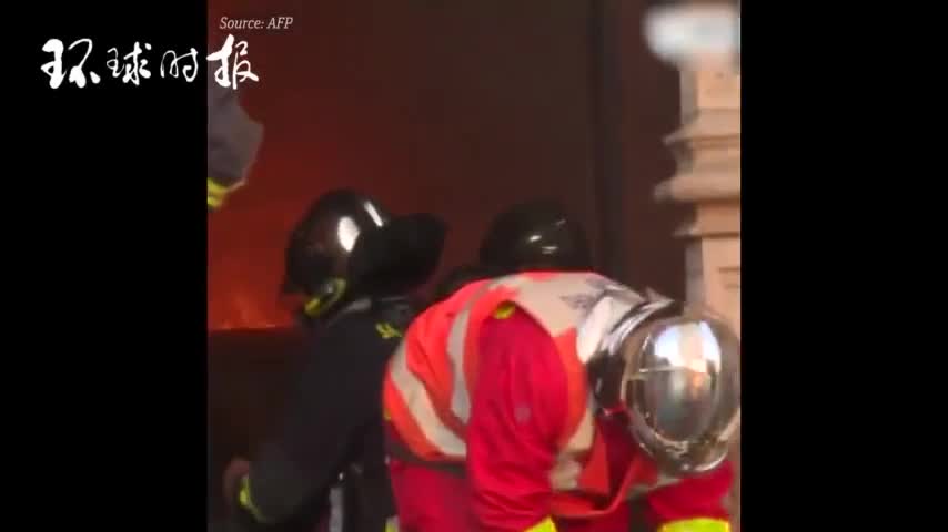 视频-巴黎圣母院大火救援画面曝光：消防员穿梭在大