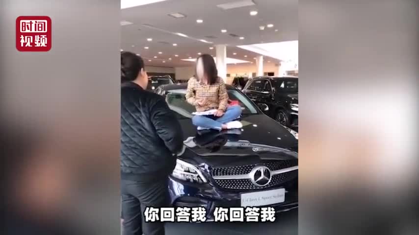 视频：又一起女车主坐奔驰车头维权 涉事兰州4S店