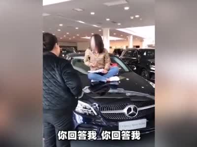 视频：又一起女车主坐奔驰车头维权 涉事兰州4S店曾因强买强卖被处罚