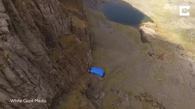 视频-壮美！无人机拍摄男子从762米高山顶跳伞过