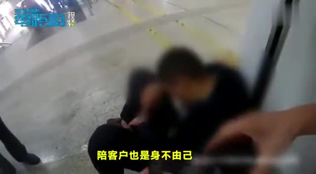 视频-男子地铁内醉倒妻子赶来拥抱安慰 网友：生活