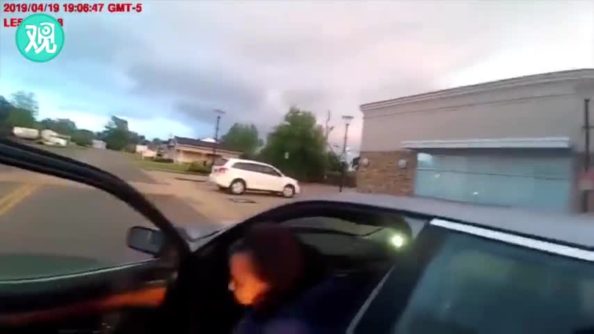 视频-美国两警察暴力逮捕黑人女子 执法记录仪画面