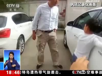 安徽芜湖：幼儿被锁车内  警民砸窗救人