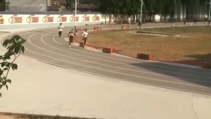 视频-励志！中考体育考试 独腿少年跳完1000米