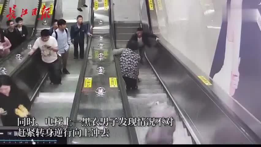 视频-行李箱砸向老人的一瞬间 小伙上前一把截住