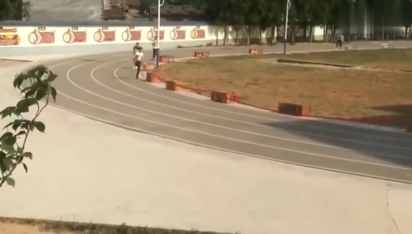 视频：独腿少年拒免考跳完千米 成绩倒数第一老师却