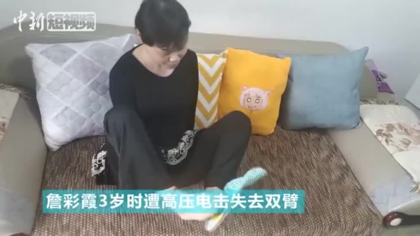 视频：江西女子靠双脚刺绣挣学费 将儿子送入大学