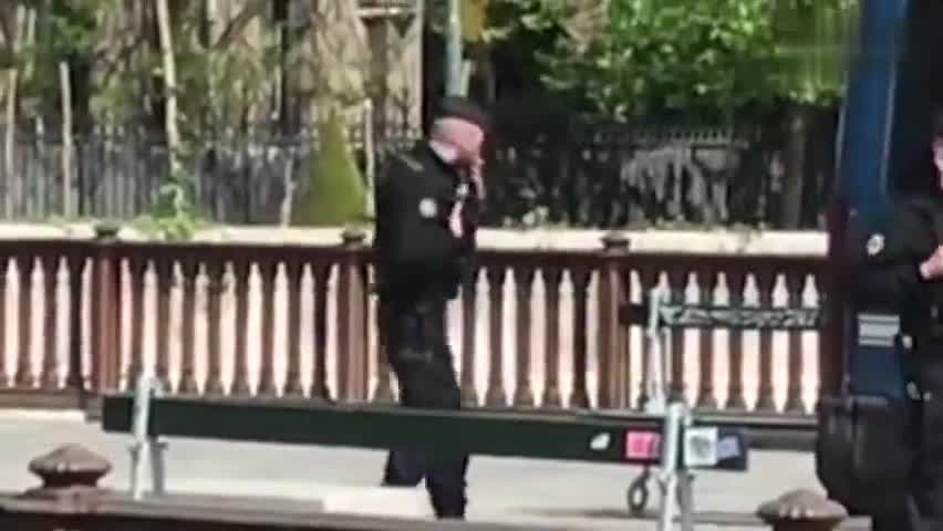 视频-巴黎圣母院火灾后 法国警察被拍到在附近禁烟