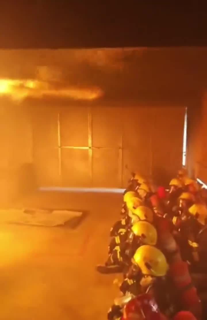 视频：逆行者是怎样练成的？ 实拍消防员烟热真火模