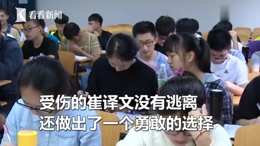 视频-女大学生为同学挡8刀 妈妈：既欣慰又心疼