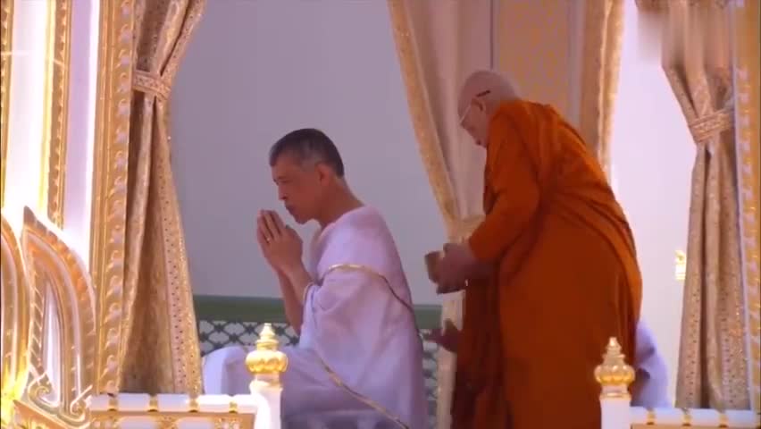 视频：泰国举行新国王加冕典礼 哇集拉隆功接受圣水
