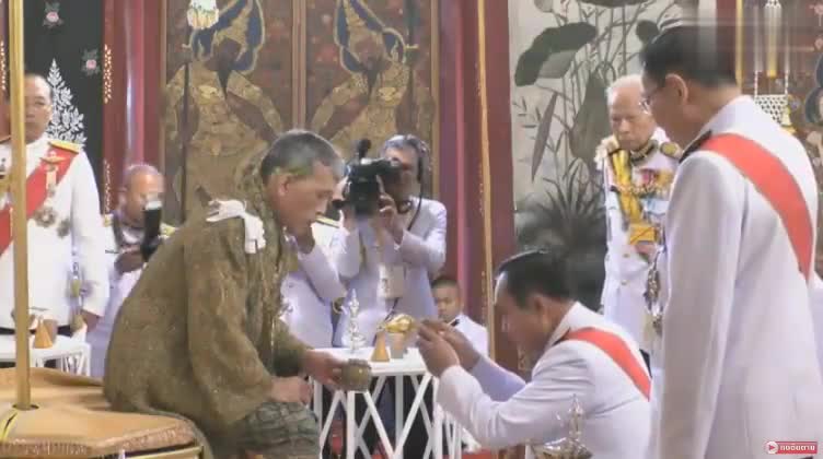 视频：泰国举行新国王加冕典礼 总理巴育向国王哇集